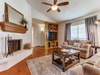 Escape to Olivia's Hideaway in Allen! Close drive to shop and Eat