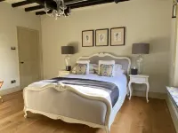 Luxury Coach House in beautiful rural village, scenic walks & 3 miles to Ledbury Hotels near The Old Kennels Farm Holiday Cottages