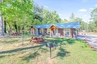 Relaxing, family friendly lodge by the lake.