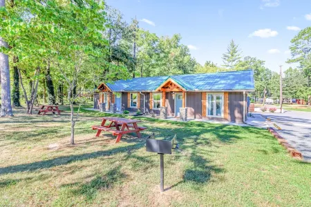 Relaxing, family friendly lodge by the lake.