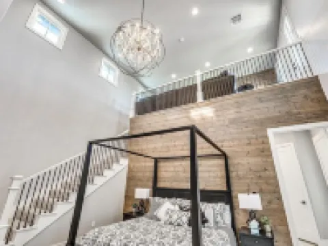 Carlton Landing. Large lakeview family home. Close to pool, pickleball & tennis!