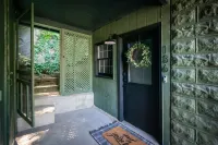 Downtown Bellefonte Modern Loft- 9 miles to PSU Hotels in Bellefonte