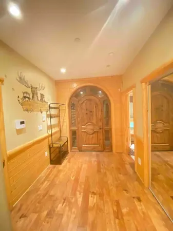 Huge Retreat in Exclusive Neighborhood - 2 Master Bedrooms