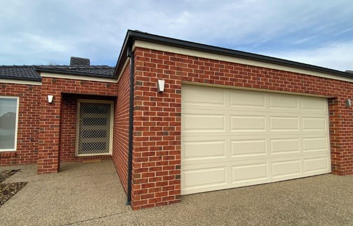 Modern waterfront luxury escape near Shepparton