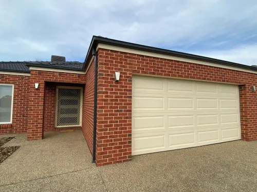 Modern waterfront luxury escape near Shepparton