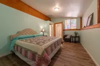 Lake Nahwatzel Resort, Cabin #3, Shared Dock just steps away!