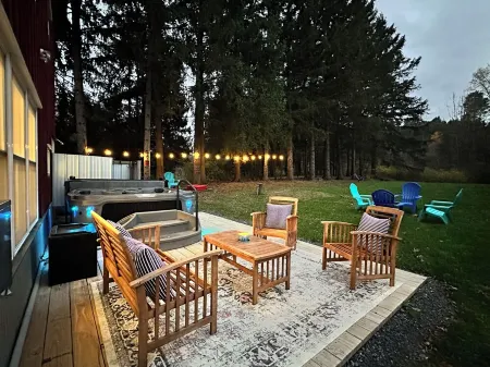 Modern Rustic Retreat- King bed, hot tub, wineries, waterfalls, hiking, Cornell