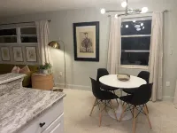 Midcentury Rambler with large backyard and open patio. 네이플스 호텔