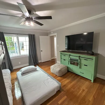 Mid-Century Modern - 3600sqft - 1 Mile to CBDHistoric Surroundings, Walk to CBD