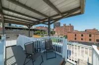 Luxurious Downtown Waterfront Loft w/ Balcony Academy Center of the Arts附近的飯店