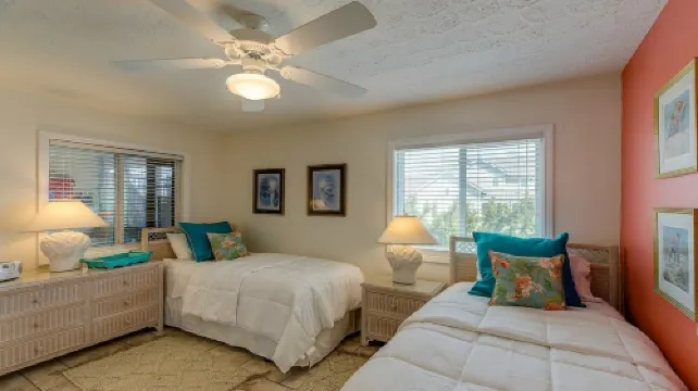 End Unit Oceanfront Condo 2 Min to Beach 1.5 if You Run That View Though!!!