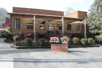 Downtown, nice furnishings, clean and cozy w/ fireplace, indoor & outdoor pools.
