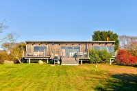 Menemsha Pond views & access! Mid-century renovated beach house. Dogs welcome.