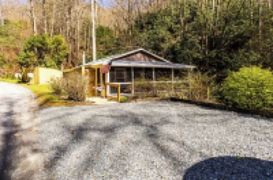 "UNWIND BY THE WATER'S EDGE" Beautiful 2/1 Cabin w/ Hot Tub on Roaring Creek!