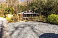 "UNWIND BY THE WATER'S EDGE" Beautiful 2/1 Cabin w/ Hot Tub on Roaring Creek! Hotels in der Nähe von Mingus Mill