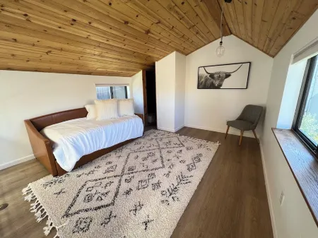 Modern Bungalow - Pet Friendly - Close to downtown