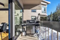 Cozy Condo in an incredible location.