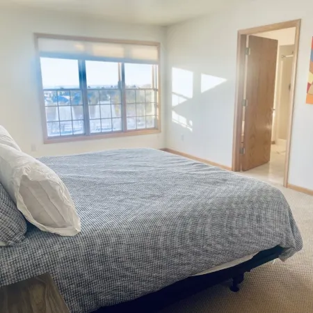 Wonderful 3 bdrm 3 bath condo w great views & tons to do! Brand new Central AC!