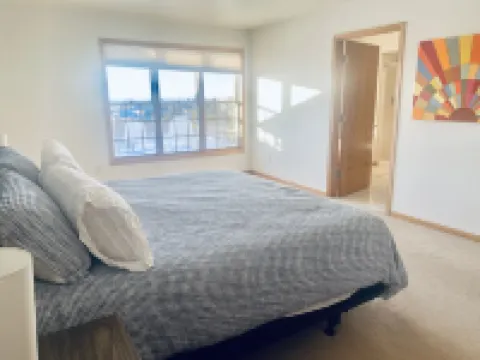 Wonderful 3 bdrm 3 bath condo w great views & tons to do! Brand new Central AC!