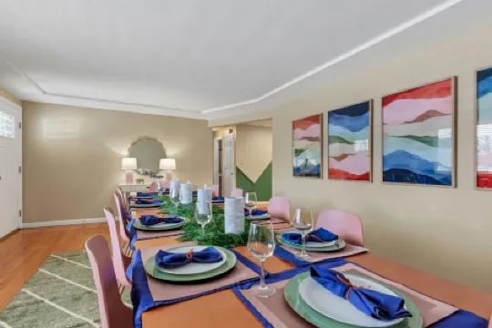 ᨒFIREHAUSᨒHotTubᨒCinemaᨒBBQᨒBadmintonᨒGames