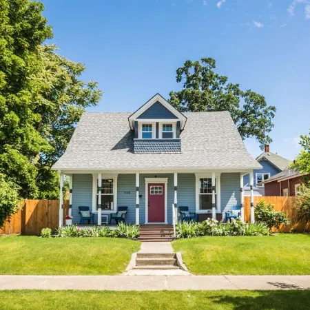 The Rustic Rose - 4 Bedroom House w/ Hot Tub Near Downtown