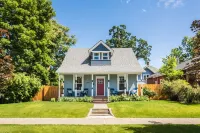 The Rustic Rose - 4 Bedroom House w/ Hot Tub Near Downtown