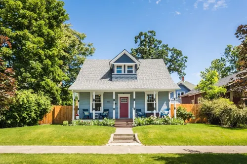 The Rustic Rose - 4 Bedroom House w/ Hot Tub Near Downtown