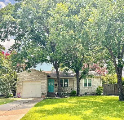 2/1 Cottage near Airport, ConvCntr, MusicFctry, FourSeasons, Omni, Westin, UD Hotels near ALDI