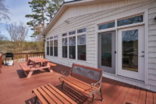 Peaceful Lakefront Retreat: private dock, deck, arcade and more!