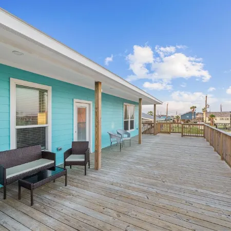 Beachfront Oasis - Lots of Amenities!