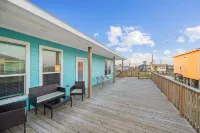 New Beachfront Oasis - Lots of Amenities!