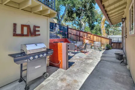 HILLSIDE HARMONY-Walk to Downtown Square Отели рядом с достопримечательностью «PARK STREET GALLERY»