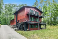 Big Red! Modern clubhouse with Hot Tub! Walking distance to Castle - 4 bedrooms