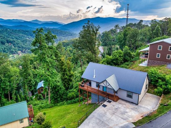NEW LISTING! Mountain Peak Lodge! Unbelievable VIEWS Near Downtown GATLINBURG