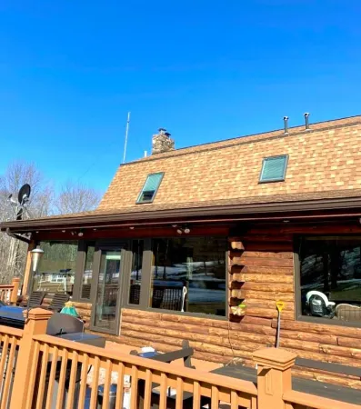 Charming chalet with 5 bedrooms and WiFi, fitness room in peaceful Roxbury