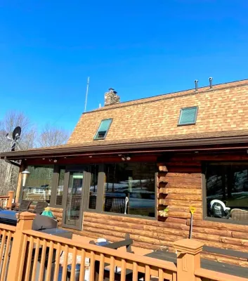 Charming chalet with 5 bedrooms and WiFi, fitness room in peaceful Roxbury Hotels in Roxbury