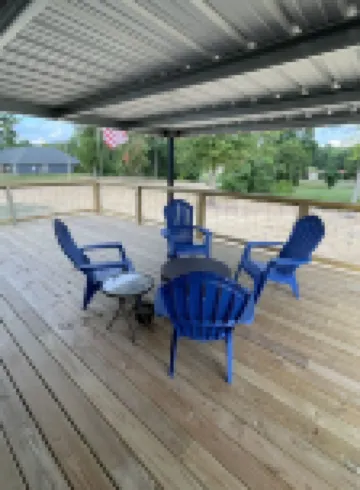 Great location. covered patio/5 minutes away from restaurants stores boat launch