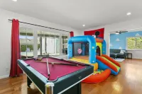 NEW Magical Family Fun! 10 Mins to Disneyland, Private Pool/Bounce House!