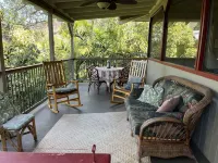 Quiet get-away in Lush Tropical Setting- 5 min walk to snorkeling beach!