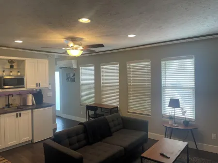 Cute Modern Apartment in Downtown Omaha Отели рядом с Аэропорт Эпплей-Эйрфилд