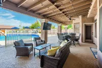 Beautiful backyard oasis w/free heated diving pool Hotels in Peoria