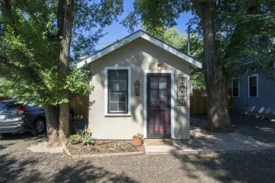 “SWEET ROSE” Cottage!  Vintage Glam!  GOG, Horses, Manitou!