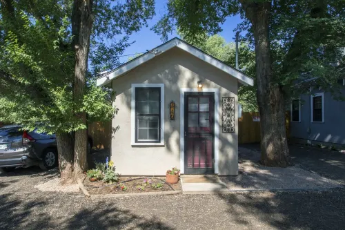 “SWEET ROSE” Cottage!  Vintage Glam!  GOG, Horses, Manitou!