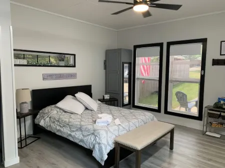 Adorable 1-Bedroom Guesthouse in Spanish Fort Отели в г. Болдуин