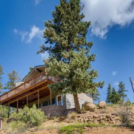Falcon Ridge Chalet-Woodland Park: WiFi & Views, Deck and Views of Pikes Peak