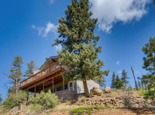 Falcon Ridge Chalet-Woodland Park: WiFi & Views, Deck and Views of Pikes Peak
