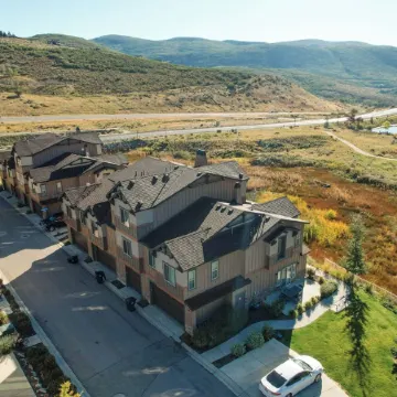 Parks Edge Ski Oasis - 10 minutes to town with gym, hot tub, and pool