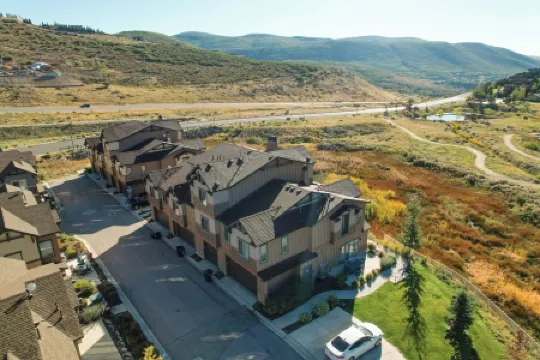 Parks Edge Ski Oasis - 10 minutes to town with gym, hot tub, and pool