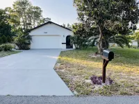 Close to Weeki Wachee Springs • Fully Equipped Kitchen • Fast Wifi • King Beds