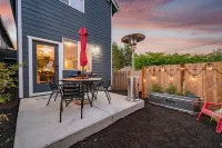 Dog-Friendly Downtown Carlton Townhouse #4, Steps to Tasting, Dining, Shops, BBQ